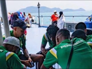 Pemain Persebaya menggunakan kapal laut untuk meninggalkan Lampung imbas erupsi Gunung Anak Krakatau. (Dok. Persebaya