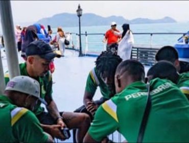 Pemain Persebaya menggunakan kapal laut untuk meninggalkan Lampung imbas erupsi Gunung Anak Krakatau. (Dok. Persebaya