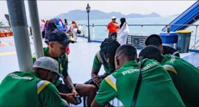 
 Pemain Persebaya menggunakan kapal laut untuk meninggalkan Lampung imbas erupsi Gunung Anak Krakatau. (Dok. Persebaya
