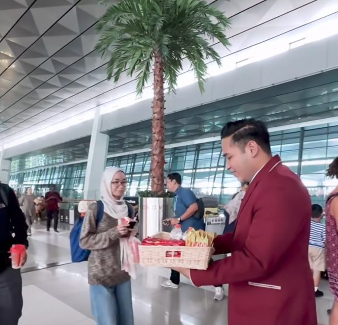 
 Staf bandara Soetta jemput bola jalankan SRA