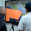Menhub Dudy saat menyimak penjelasan di sela monitoring kondisi dampak erupsi GAK di Bandara Soetta