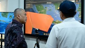 Menhub Dudy saat menyimak penjelasan di sela monitoring kondisi dampak erupsi GAK di Bandara Soetta