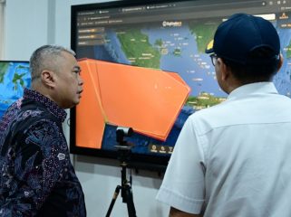 Menhub Dudy saat menyimak penjelasan di sela monitoring kondisi dampak erupsi GAK di Bandara Soetta