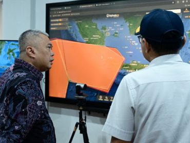 Menhub Dudy saat menyimak penjelasan di sela monitoring kondisi dampak erupsi GAK di Bandara Soetta