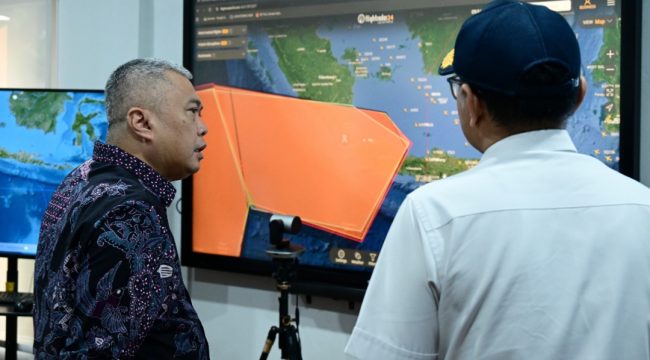 Menhub Dudy saat menyimak penjelasan di sela monitoring kondisi dampak erupsi GAK di Bandara Soetta