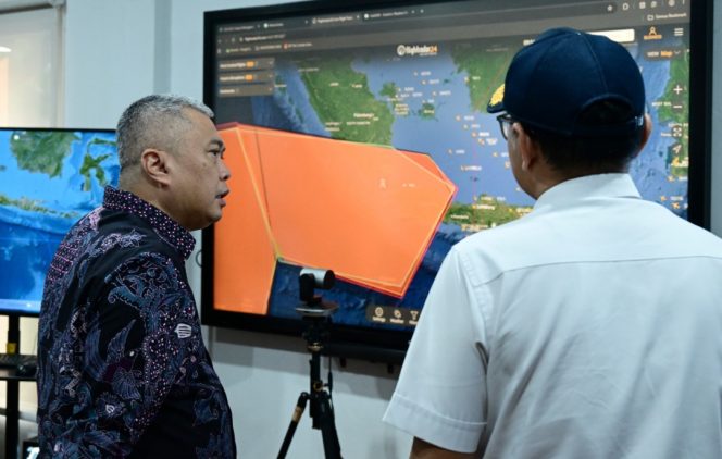
 Menhub Dudy saat menyimak penjelasan di sela monitoring kondisi dampak erupsi GAK di Bandara Soetta