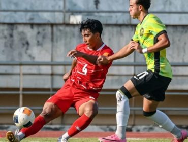 Kapten Timnas Indonesia U20, Putu Panji (4) berduel dengan pemain Australia U20, Arthur Oliveira De Lima (11), dalam laga yang berkesudahan 2-0 di Lao National Stadium KM16, Vientiane, Laos, Ahad (6/9/2026)