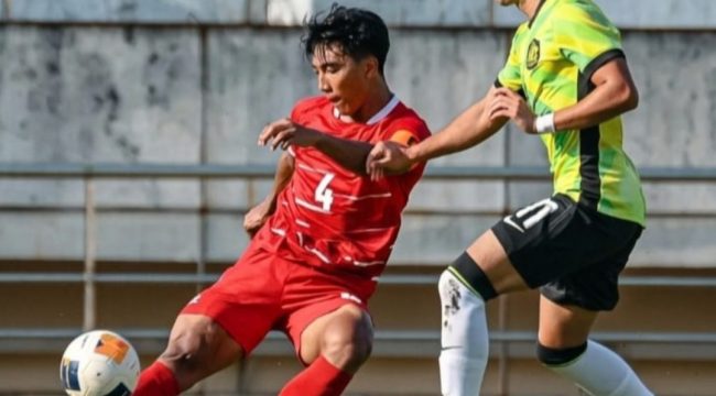 Kapten Timnas Indonesia U20, Putu Panji (4) berduel dengan pemain Australia U20, Arthur Oliveira De Lima (11), dalam laga yang berkesudahan 2-0 di Lao National Stadium KM16, Vientiane, Laos, Ahad (6/9/2026)

