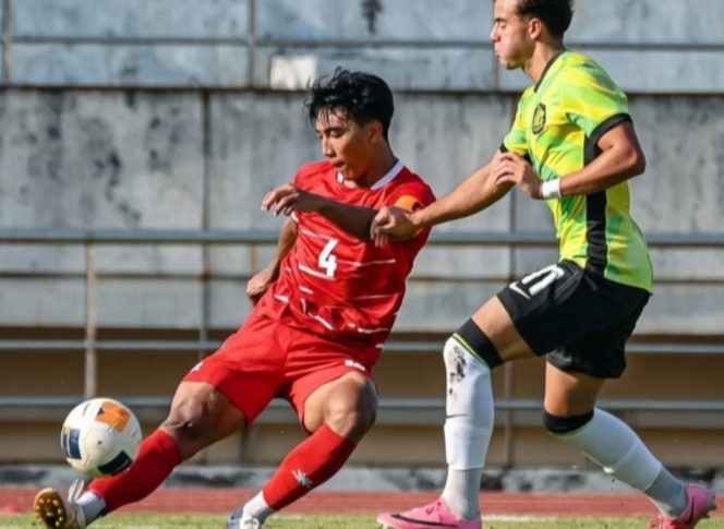 
 Kapten Timnas Indonesia U20, Putu Panji (4) berduel dengan pemain Australia U20, Arthur Oliveira De Lima (11), dalam laga yang berkesudahan 2-0 di Lao National Stadium KM16, Vientiane, Laos, Ahad (6/9/2026)
