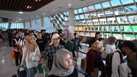Penumpang di Pelabuhan penyeberangan