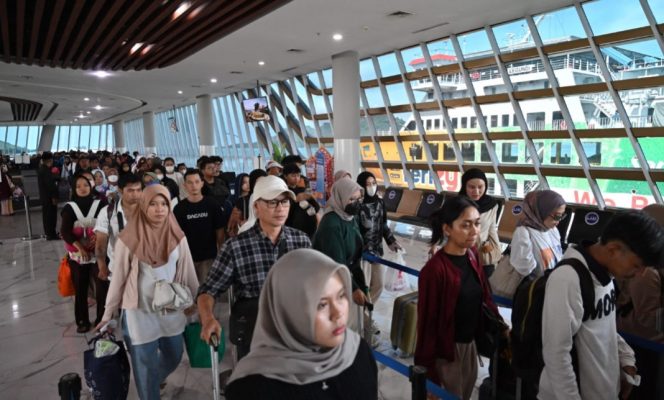 
 Penumpang di Pelabuhan penyeberangan