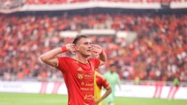 pesepak bola Persija Jakarta Ivan Mamut usai mencetak gol kedua bagi Persija dalam laga melawan Persib Bandung dalam laga I-League di Stadion Utama Gelora Bung Karno (SUGBK), Senayan, Jakarta, Sabtu (12/9/2026).