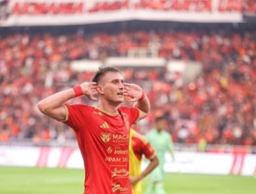 pesepak bola Persija Jakarta Ivan Mamut usai mencetak gol kedua bagi Persija dalam laga melawan Persib Bandung dalam laga I-League di Stadion Utama Gelora Bung Karno (SUGBK), Senayan, Jakarta, Sabtu (12/9/2026).