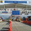Gerbang tol Kraksaan Tol Probolinggo-Banyuwangi (Probowangi), Jawa Timur

