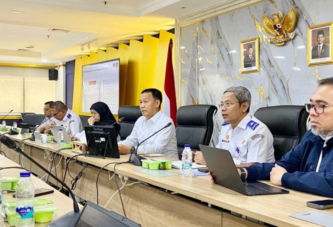 
 Dirjen Hubdat (tengah) bersama jajaran