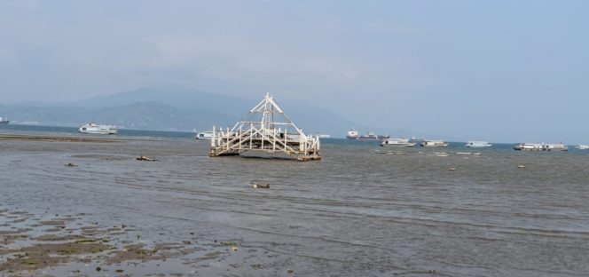 
 Laut surut di Banten pekan lalu