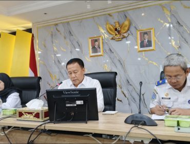 Dirjen Hubdat (tengah)