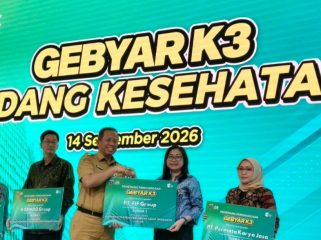 GS, Building, ESR & Sustainability Division Head FIFGROUP, Theresia Muliani Gunawan (kedua dari kanan), menerima Penghargaan Gerakan Pekerja Perempuan Sehat Produktif (GP2SP) dari Dinas Kesehatan Pemerintah Provinsi DKI Jakarta dalam kegiatan Gebyar K3 Bidang Kesehatan Tahun 2026, Senin (14/9). FIFGROUP berhasil meraih Juara 1 pada kategori GP2SP.