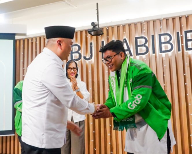 
 Menhub Dudy bersama Mitra Pengemudi Grab