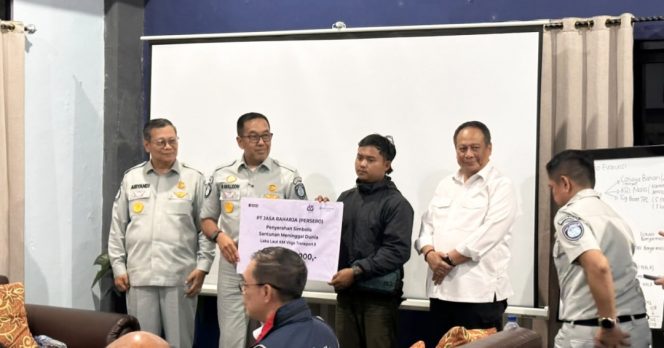 
 Penyerahan asuransi Jasa Raharja didampingi Wamenhub