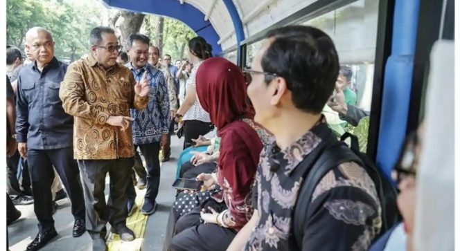 
 Wagub DKI Jakarta sapa pengguna halte UP