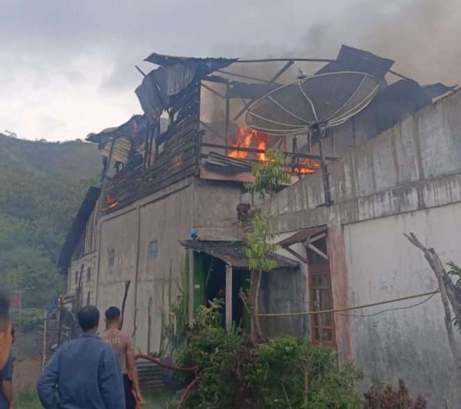 
 Si Jago Merah Lahap Lantai Dua Rumah di Pendere Sari, Guru Muda Risa Mahyana Selamat Namun Trauma Berat ‎