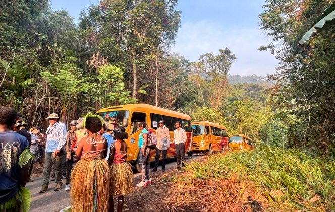 
 Nikmati Pesona Papua, DAMRI Antar Wisatawan Internasional Saksikan Cenderawasih dan Kehidupan Warga Lokal