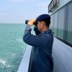 Petugas memantau kondisi di area musibah kexelakaan kapal Virgo Transport 8