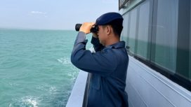 Petugas memantau kondisi di area musibah kexelakaan kapal Virgo Transport 8