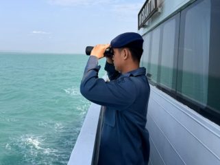 Petugas memantau kondisi di area musibah kexelakaan kapal Virgo Transport 8