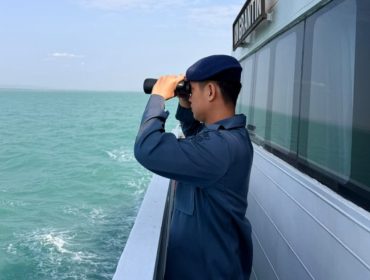 Petugas memantau kondisi di area musibah kexelakaan kapal Virgo Transport 8