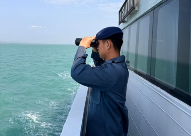 
 Petugas memantau kondisi di area musibah kexelakaan kapal Virgo Transport 8