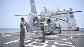 Pilot helikopter AS565 Panther Kapten Laut (P) Andi Quita Wetuffahati (kanan), dari Skuadron 400 Wing Udara 1 Pusat Penerbangan TNI Angkatan Laut (Puspenerbal), didampingi kopilot Letnan Dua Laut (P) Bima Demarta (kiri), memeriksa kondisi helikopter setelah mendarat di geladak KRI Prabu Siliwangi-321 yang berlayar di perairan Bangka, Rabu (16/9/2026).