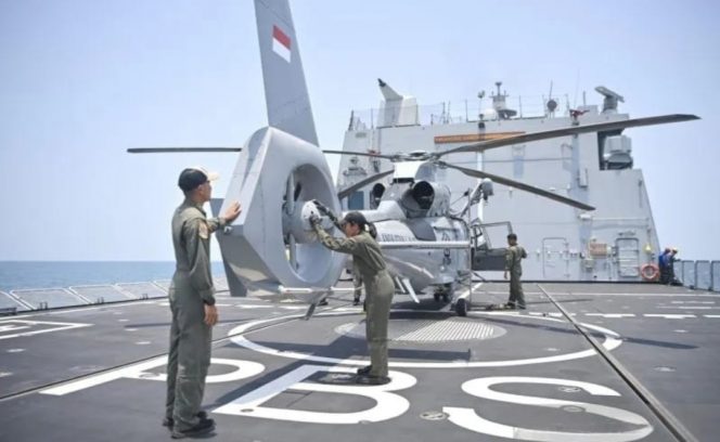 
 Pilot helikopter AS565 Panther Kapten Laut (P) Andi Quita Wetuffahati (kanan), dari Skuadron 400 Wing Udara 1 Pusat Penerbangan TNI Angkatan Laut (Puspenerbal), didampingi kopilot Letnan Dua Laut (P) Bima Demarta (kiri), memeriksa kondisi helikopter setelah mendarat di geladak KRI Prabu Siliwangi-321 yang berlayar di perairan Bangka, Rabu (16/9/2026).