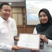 Dirjen Aan saat memberikan penghargaan pada insan Perhubungan