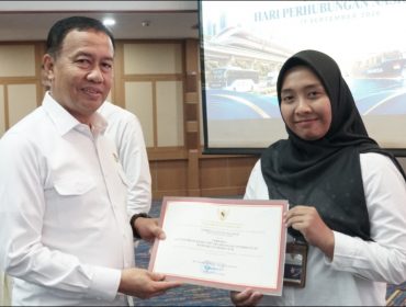 Dirjen Aan saat memberikan penghargaan pada insan Perhubungan