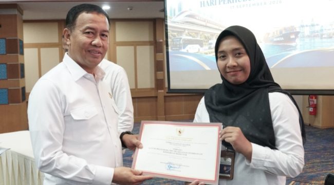 Dirjen Aan saat memberikan penghargaan pada insan Perhubungan