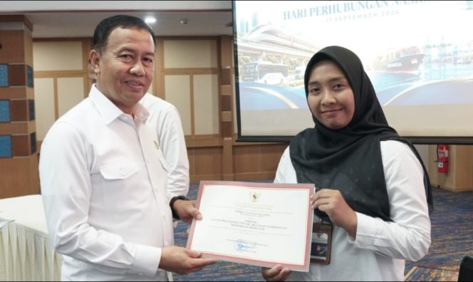 
 Dirjen Aan saat memberikan penghargaan pada insan Perhubungan