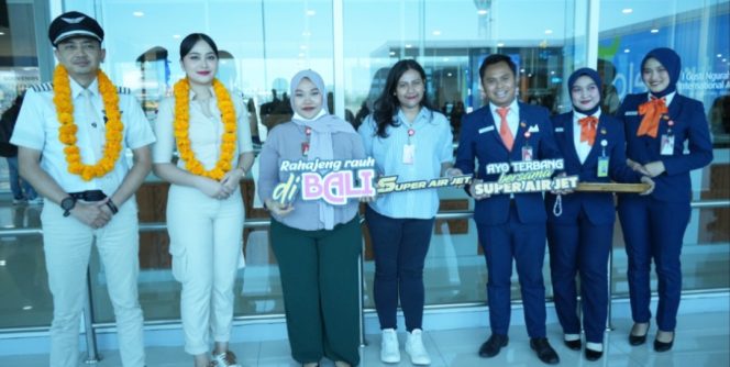 
 Penumpang di Bandara Ngurah Rai