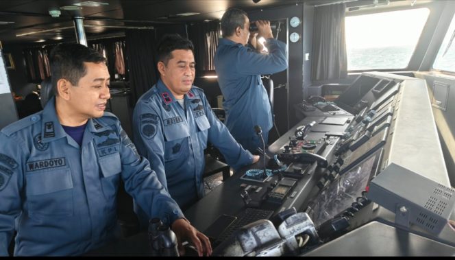 
 Petugas di kapal negara