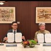 Direktur Teknik AirNav Indonesia, Zainal Arifin Harahap, bersama Deputy Director-General CAAS, Ng Tee Chou saat penandatanganan kerjasama