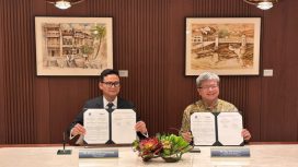 Direktur Teknik AirNav Indonesia, Zainal Arifin Harahap, bersama Deputy Director-General CAAS, Ng Tee Chou saat penandatanganan kerjasama