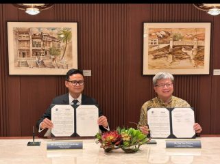 Direktur Teknik AirNav Indonesia, Zainal Arifin Harahap, bersama Deputy Director-General CAAS, Ng Tee Chou saat penandatanganan kerjasama