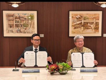 Direktur Teknik AirNav Indonesia, Zainal Arifin Harahap, bersama Deputy Director-General CAAS, Ng Tee Chou saat penandatanganan kerjasama