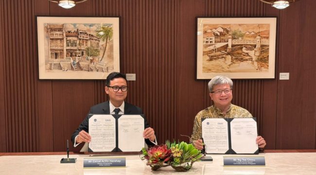 Direktur Teknik AirNav Indonesia, Zainal Arifin Harahap, bersama Deputy Director-General CAAS, Ng Tee Chou saat penandatanganan kerjasama