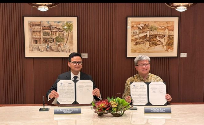 
 Direktur Teknik AirNav Indonesia, Zainal Arifin Harahap, bersama Deputy Director-General CAAS, Ng Tee Chou saat penandatanganan kerjasama
