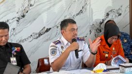 Kepala KSOP Muara Angke (temgah) saat paparan