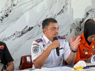 Kepala KSOP Muara Angke (temgah) saat paparan