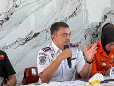 Kepala KSOP Muara Angke (temgah) saat paparan