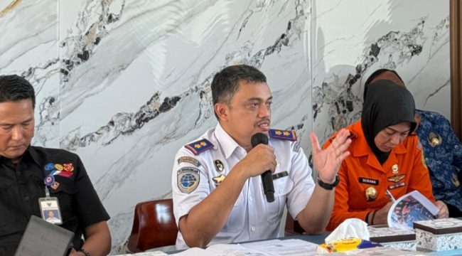 Kepala KSOP Muara Angke (temgah) saat paparan